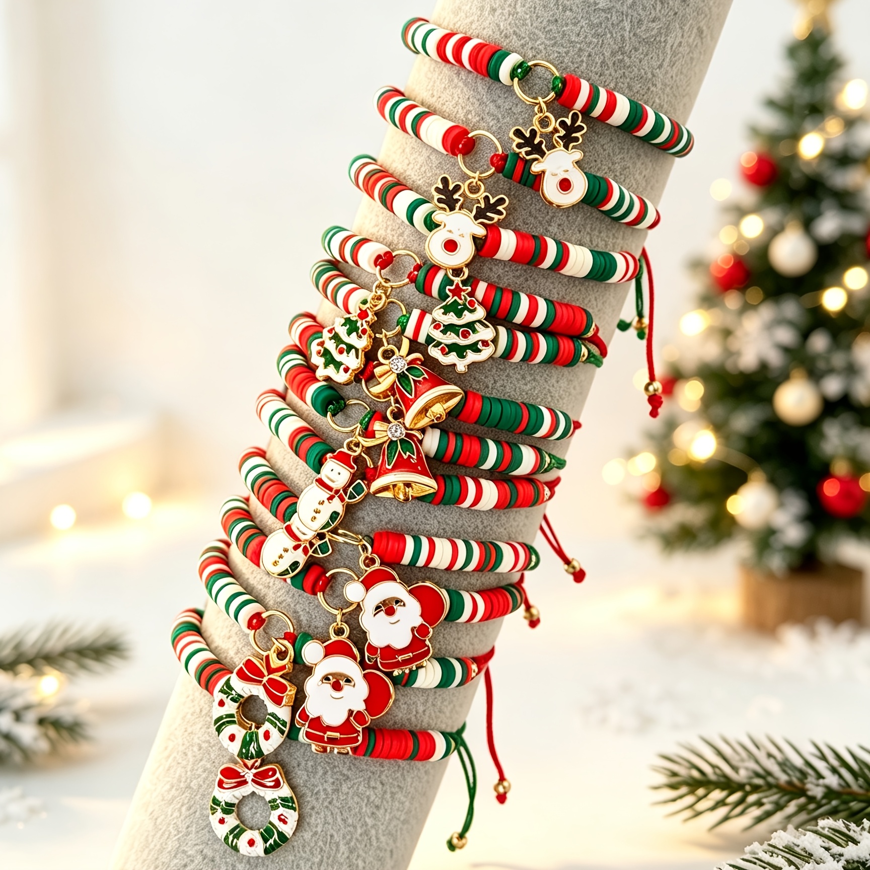 imagen del artículo set de 12 pulseras retro navideñas ajustables con dijes, con papá noel,  , muñecos de nieve, árboles de navidad, campanas y coronas  ,  /verde/ /dorado, cuentas de arcilla duraderas, cerámica  ,   regalo para fiestas navideñas, accesorio   de invierno