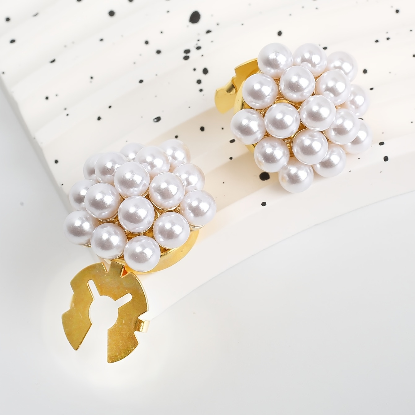 E-shop 2er-Pack Niedliche Knopfbedeckung für Hemddekoration, Elegante Künstliche Perlenknopf-Clip, Damen Hemd Schließe Box, , Party, Business Hemd