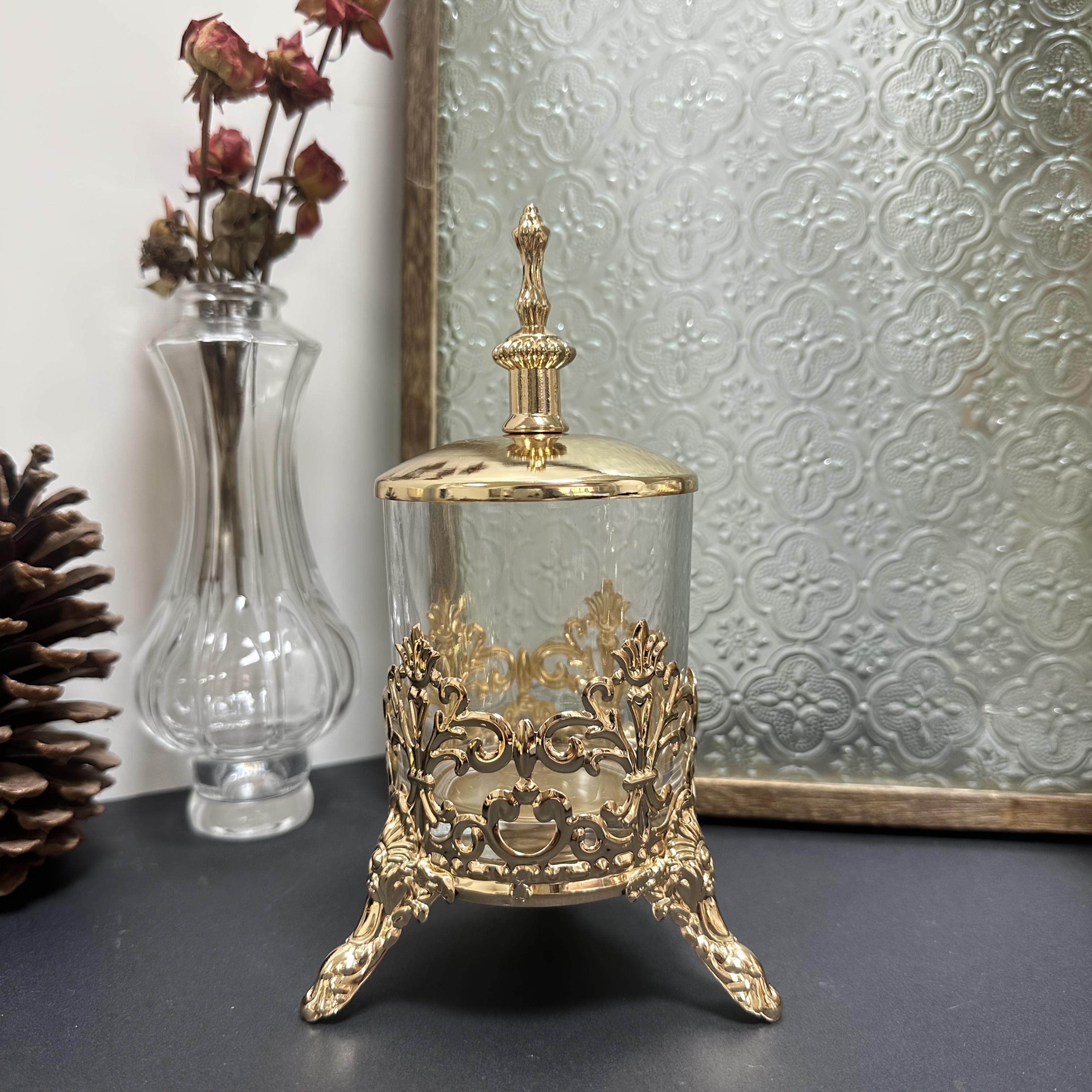 E-shop Europäischer Retro-Leichtluxus-Schmiedeeisen-Glas-Kerzenhalter, Goldener geschnitzter Glas-Schmelzkandelaber mit Deckel, schaltet Kerzen