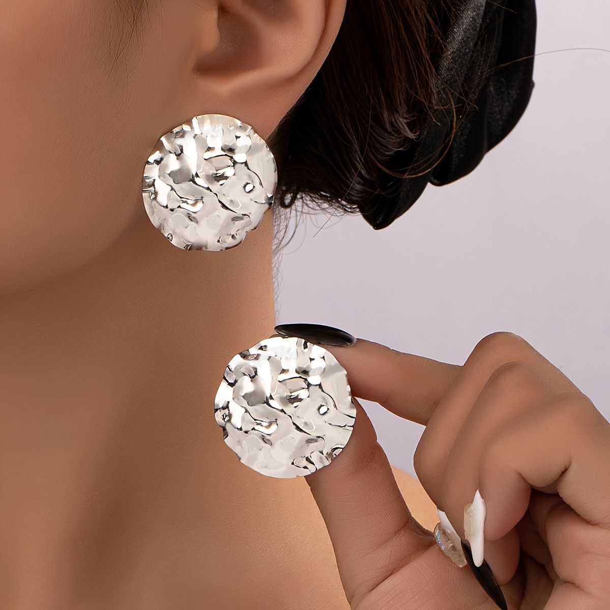 

Boucles d'Oreilles Clous Argentées Tendance et pour Dames, avec une Surface de Ronde et un Design Élégant, Parfaites pour les Fêtes et