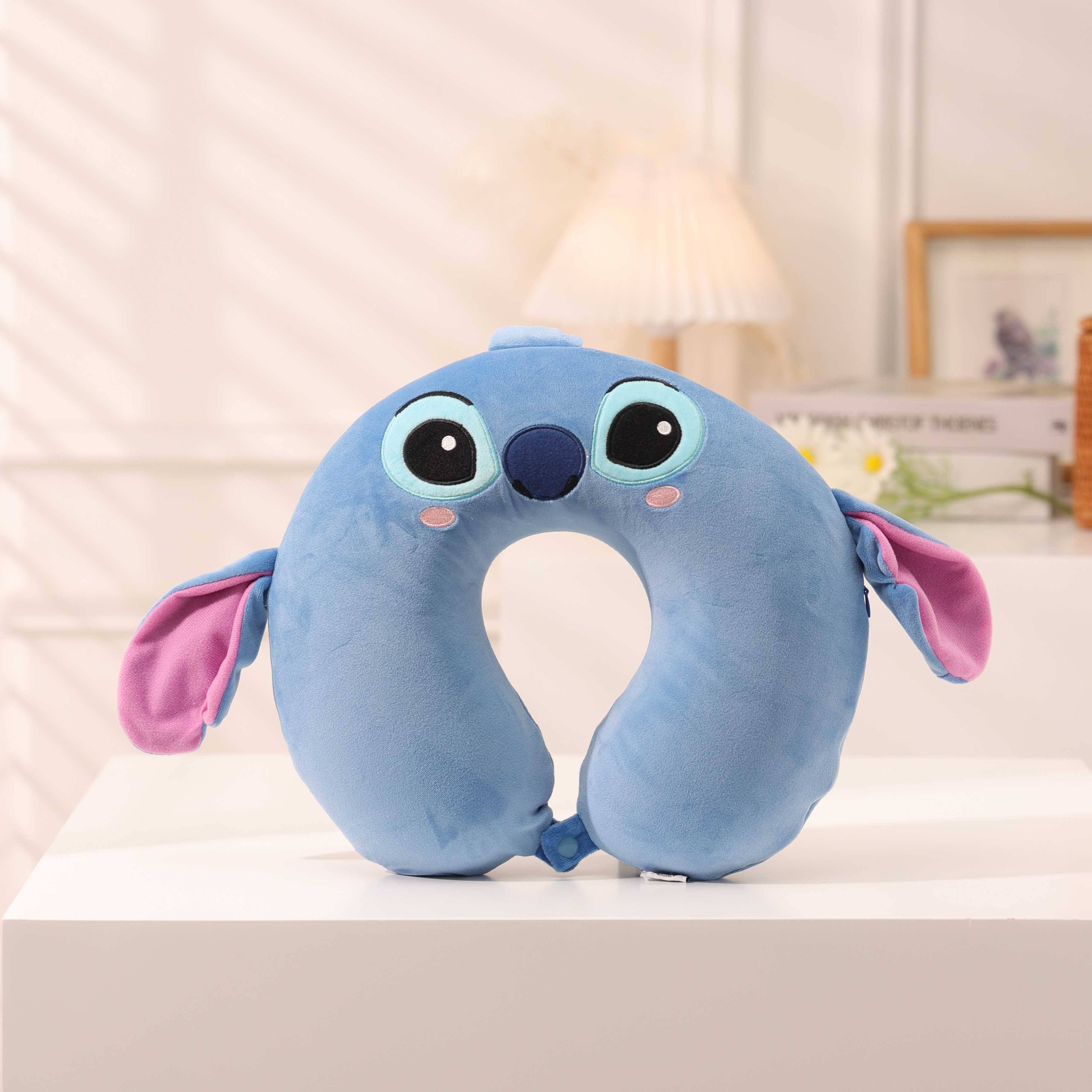 

Adorable Confort - Oreiller en Forme de U Miniso Lilo & Stitch, Support de Cou Mignon, Coussin de Sieste Polyvalent, Cadeau Idéal pour les Ados et Adultes