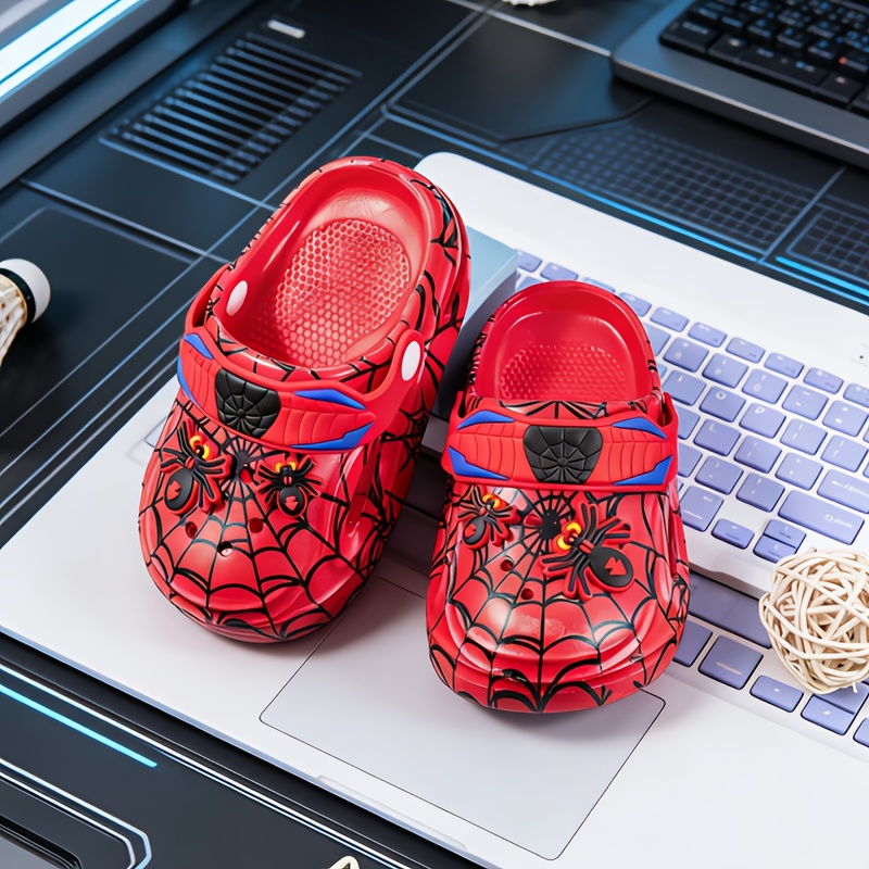 TEMU Boys' Spider Clogs With Cool Web Pattern, Three-dimensional Spider Decoration, Lightweight And Breathable, Soft And Comfortable Air Cushion Sole