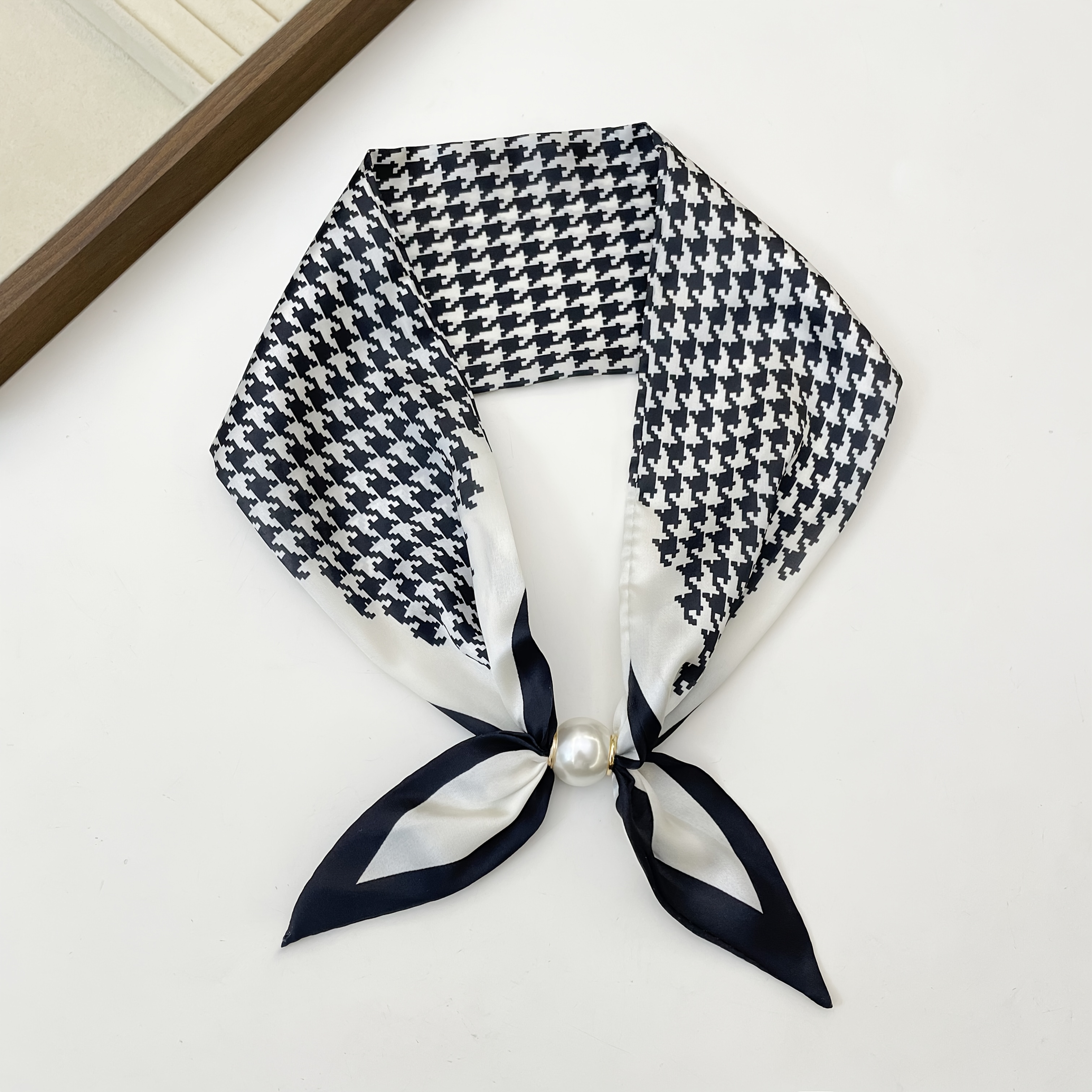 TEMU Women's Classic Printed Magnetic Scarf, Meeting Multi-scene Dressing Needs. Luxury And Grand, With Classic Pattern As Core Design, Sharp Lines