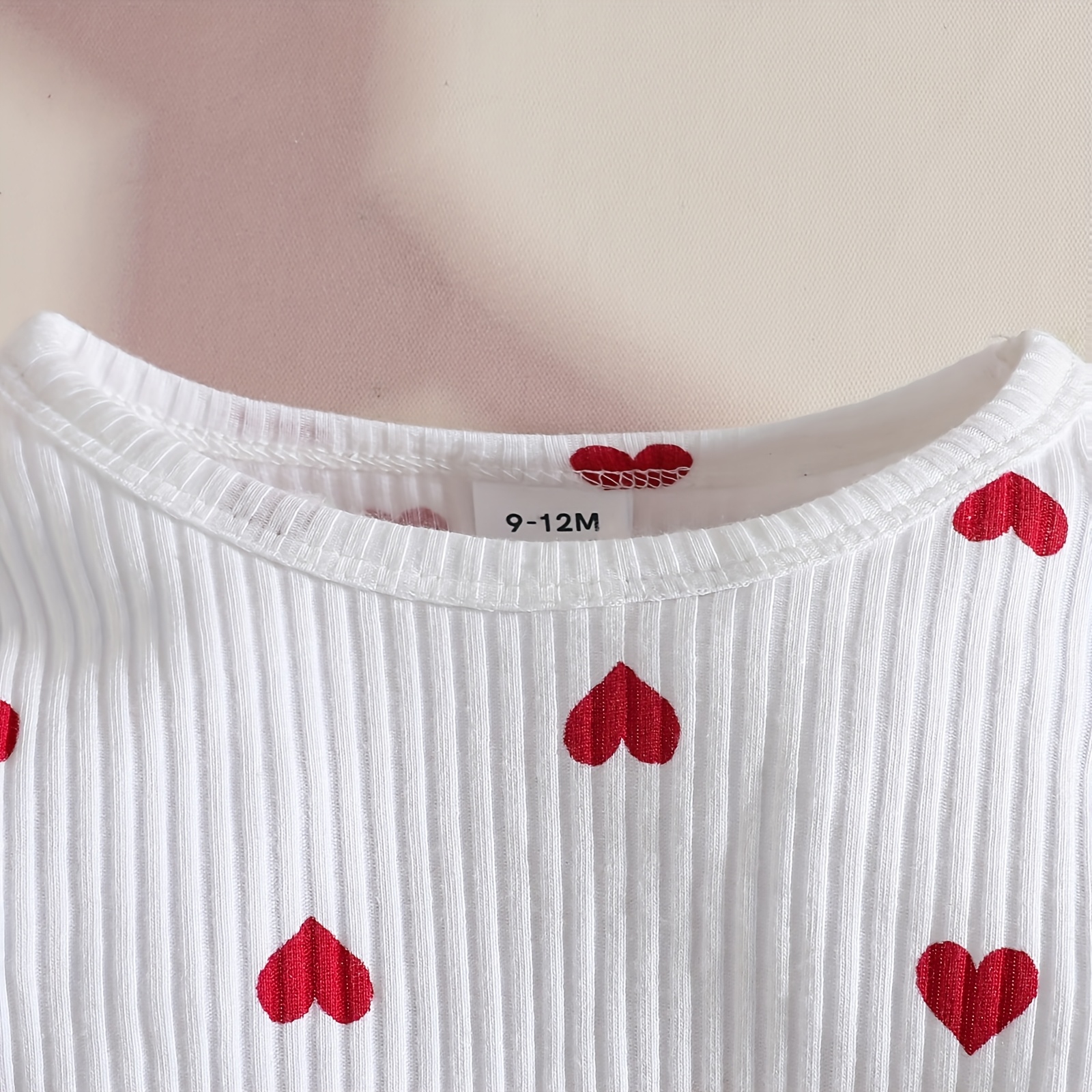 Ensemble Bébé Fille : Haut à Manches Longues Motif Cœur + Robe en Velours Côtelé avec Patchwork de Cœurs | Col Rond Décontracté, Détails Boutonnés, Idéal pour les Activités de Plein Air en Automne/Hiver