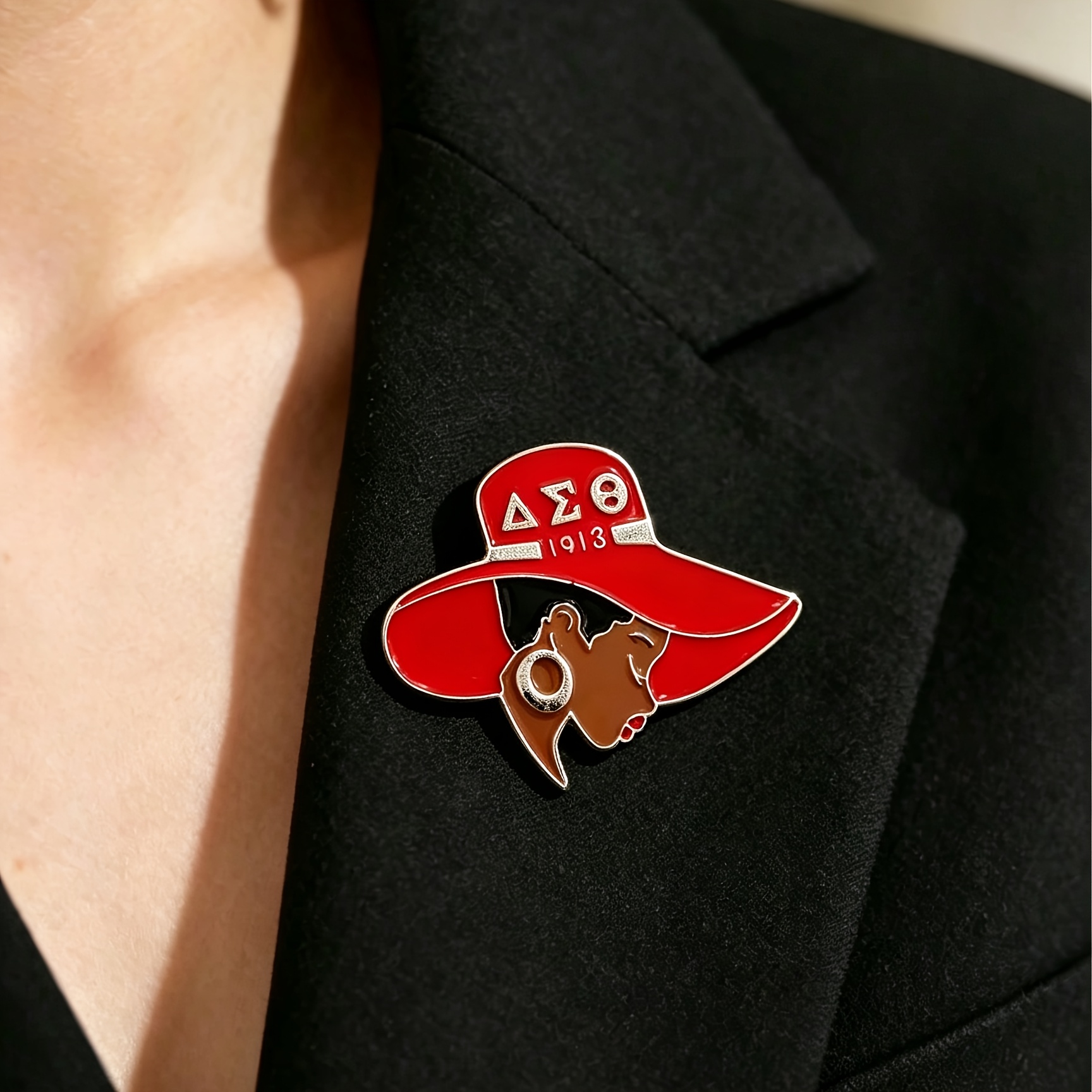 TEMU Vintage Red Wide-brimmed Hat Portrait Metal Brooch, Greek Letter 1913 Commemorative Drip Oil Badge, Versatile And Stylish Decorative Brooch For