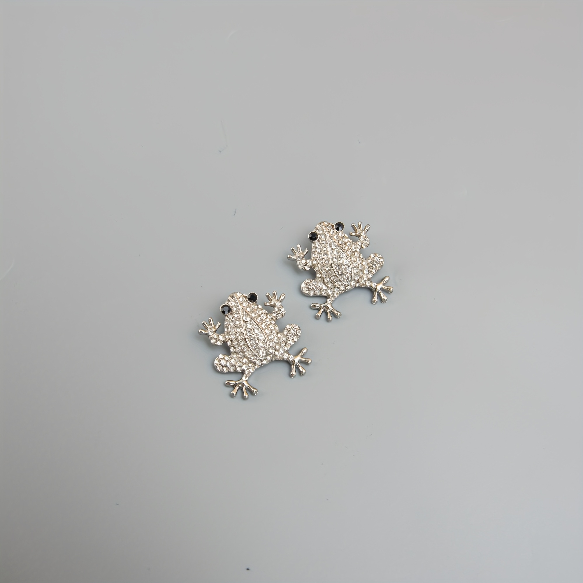 Image of Pair Of Detachable Sparkling Rhinestone Embellished Frog-shaped Decorative Sports Shoes Shoe Accessories Shoelace For Shoes, Boots And White Casual Shoes