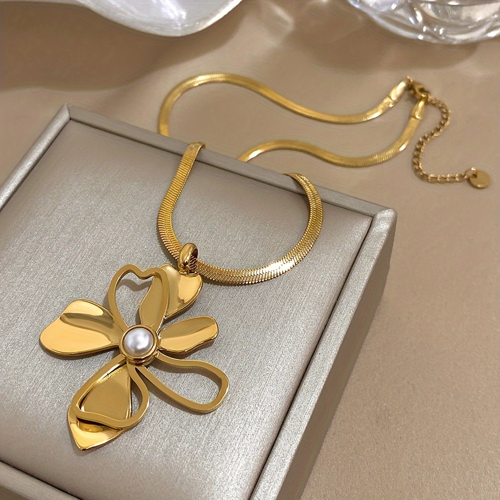 Golden Openwork Flowers Imitation Pearl Pendant Necklace