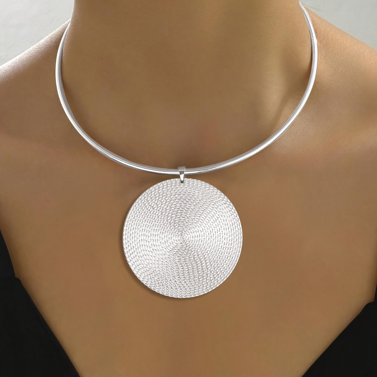 Image of A Stylish And Minimalist Round Fingerprint Pendant Choker Necklace For Women, Featuring A Vintage And Exaggerated