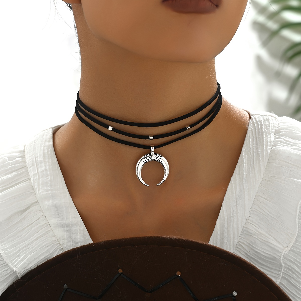 

Collier Choker Cuir PU Multicouche avec Pendentif Croissant Rétro pour Fille Noire