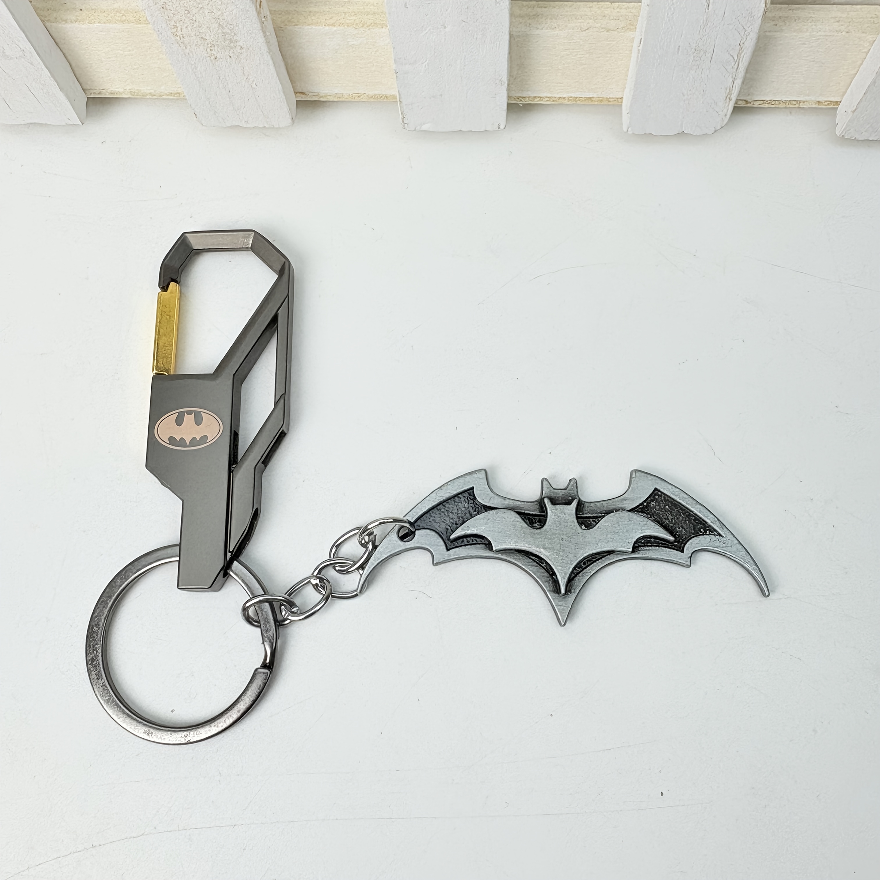 TEMU Men's Key Chain, Warner . Superhero Batman Chain, Alloy Material Emblem, Retro Western Pop Batman Movie Series Pendant, Batman Keychain, Perfect
