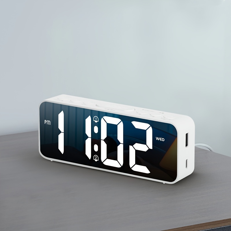 

1pc Digital Alarm Clock For Bedroom With Usb & Type-c Charger Port, Adjustable Alarm Volume, Dimmer, Dst,12/24h, Temperature Display, Dual Alarm, Led Desk Clock Mirror Surface, (not Included Battery)