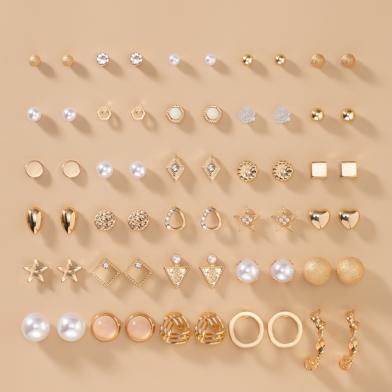 E-shop Ein Set mit 30 Paar modischen minimalistischen Ohrringen in süßen Rund-, Herz-, Blumen-, Quadrat- Stern-Designs. Dieses Damen-Ohrstecker-Set ist