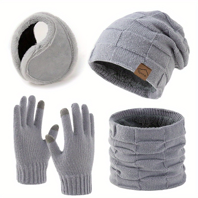 Ensemble d'hiver économique comprenant un bonnet de sport en maille à lettres en similicuir, un cache-cou, des gants et des protège-oreilles. Un ensemble mixte élégant de bonnet en maille et de protège-oreilles, parfait pour l'hiver. Cet ensemble chaud polyvalent est essentiel pour les activités de plein air.