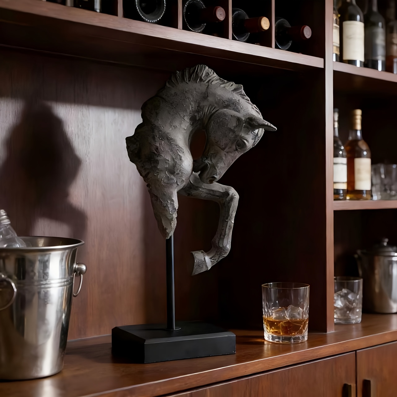 An American-Style Vintage General'S Leg-Lifting Horse Head Statue, Featuring a Sturdy Display Stand, Suitable for Indoor And Outdoor Decoration, Equine Wall Art for Home, Office