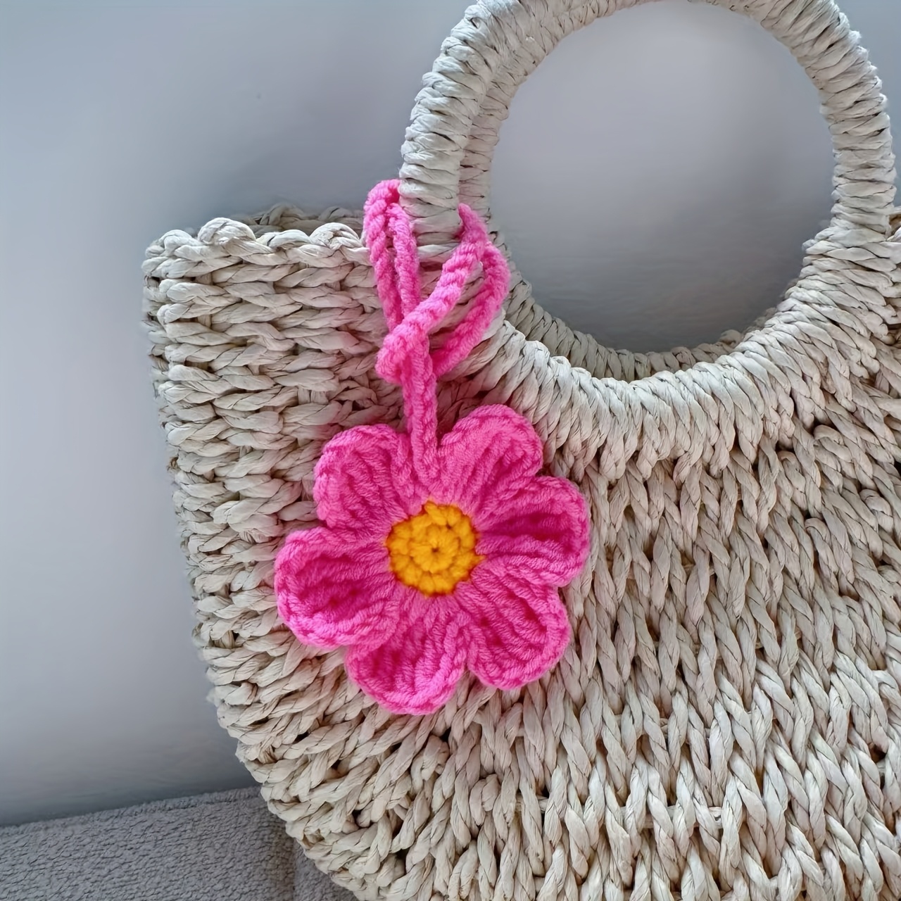 E-shop Eine rosa, handgefertigte, gehäkelte Blumen-Taschenanhänger | Wohnkultur, Polyester, geeignet für allgemeine Anlässe