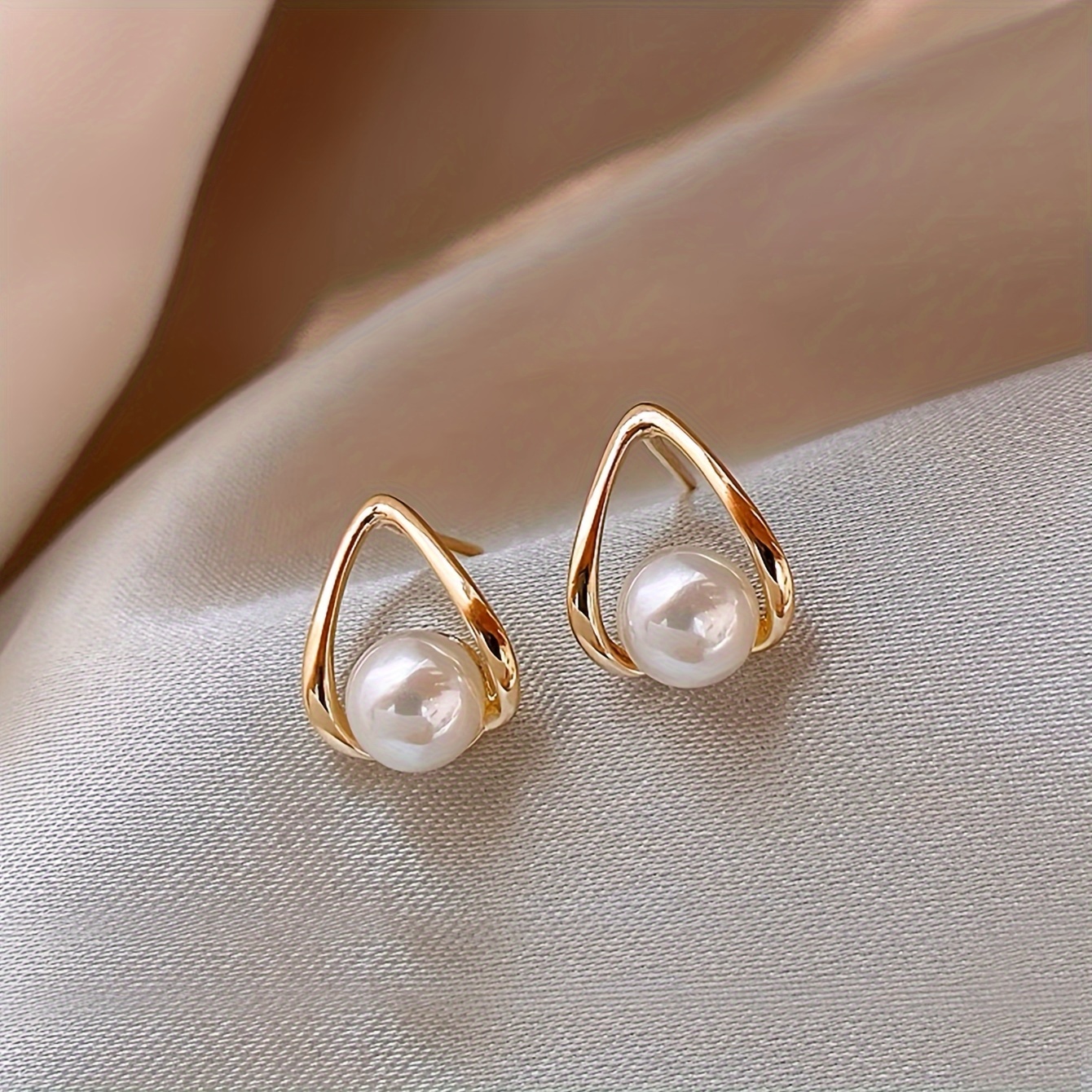 1 Pair of Simple, Exquisite, Small, and Elegant French-Style Teardrop Geometric Imitation Pearl Women's Daily Casual High-End Fashion Stud Earrings