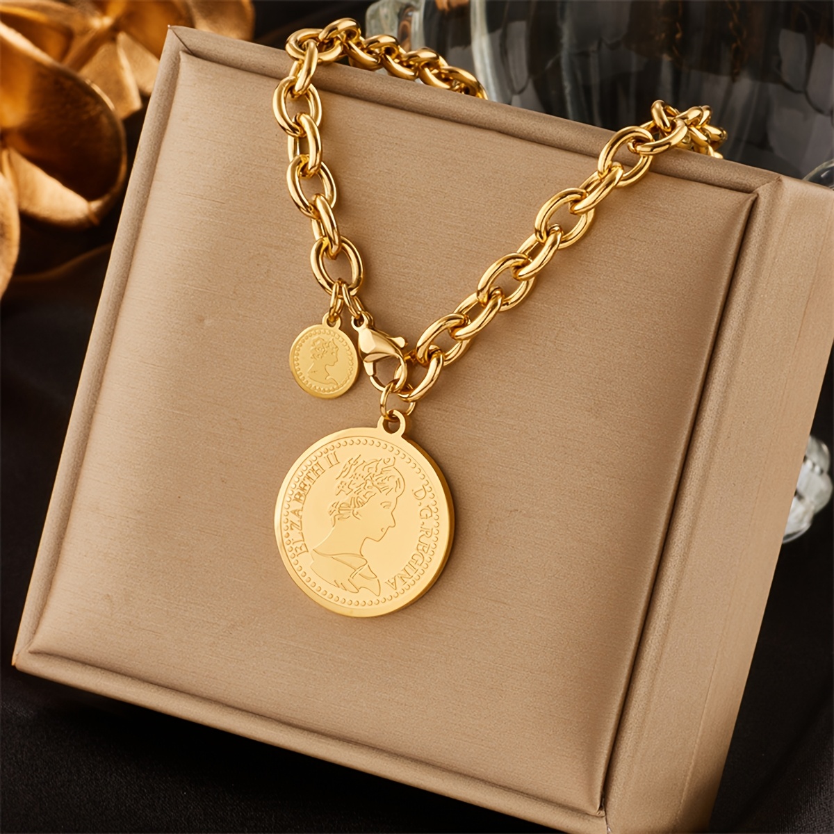 

Elegant Golden-tone Stainless Steel Round Pendant Necklace With Engraved Retro - Ideal For Or Parties, Fashionable Gift For Women, Charm Necklace