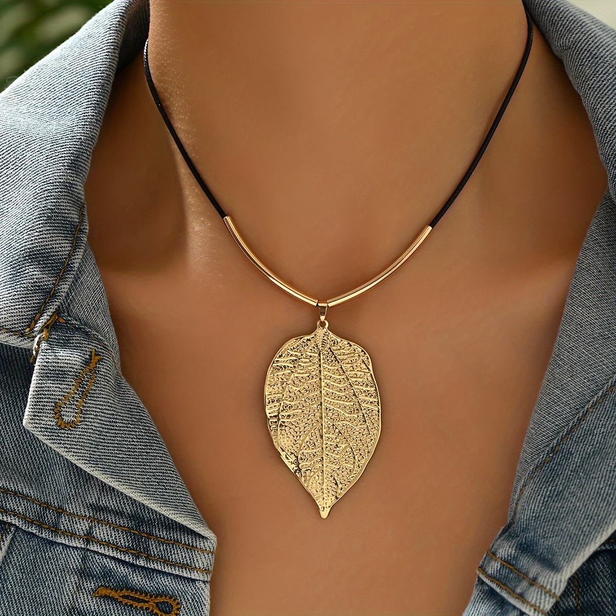 TEMU Elegant Simple Style Gold-tone Leaf Pendant Necklace For Women - Zinc Alloy, No Mosaic, Versatile For Music Festivals And Vacations, All-season Jewelry