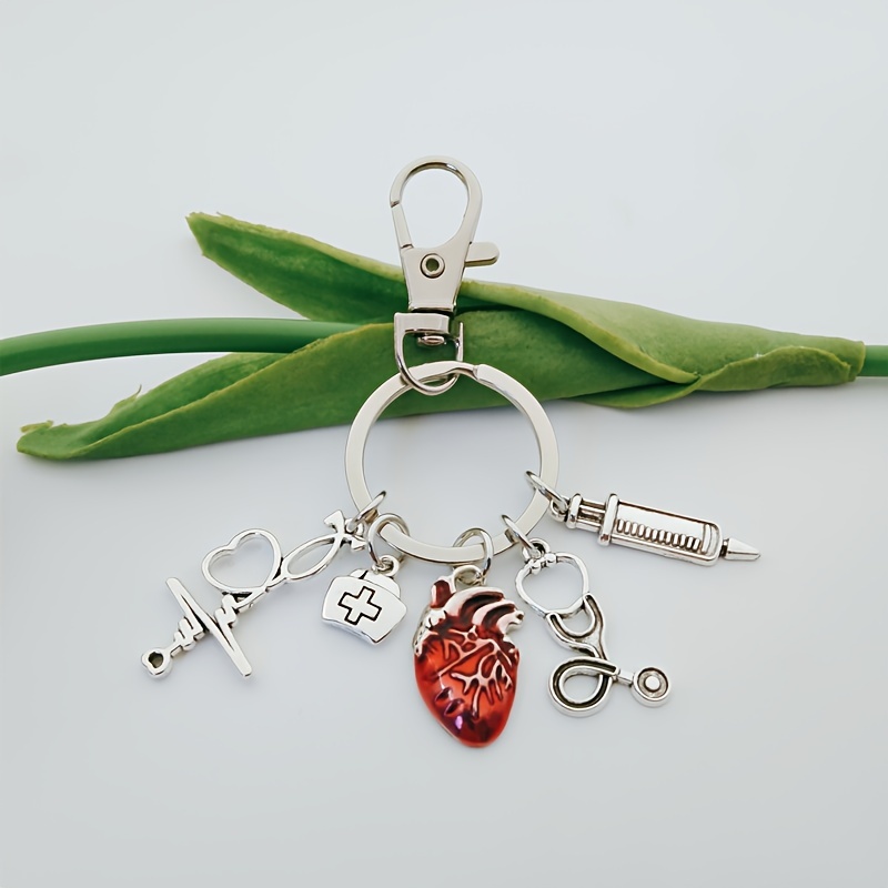 

A Classic Doctor's Heart Syringe Combined With A Golden Keychain Stethoscope, A Great Gift For Nurses' Day, Suitable For Both Men And Women, A Handmade Jewelry Set.