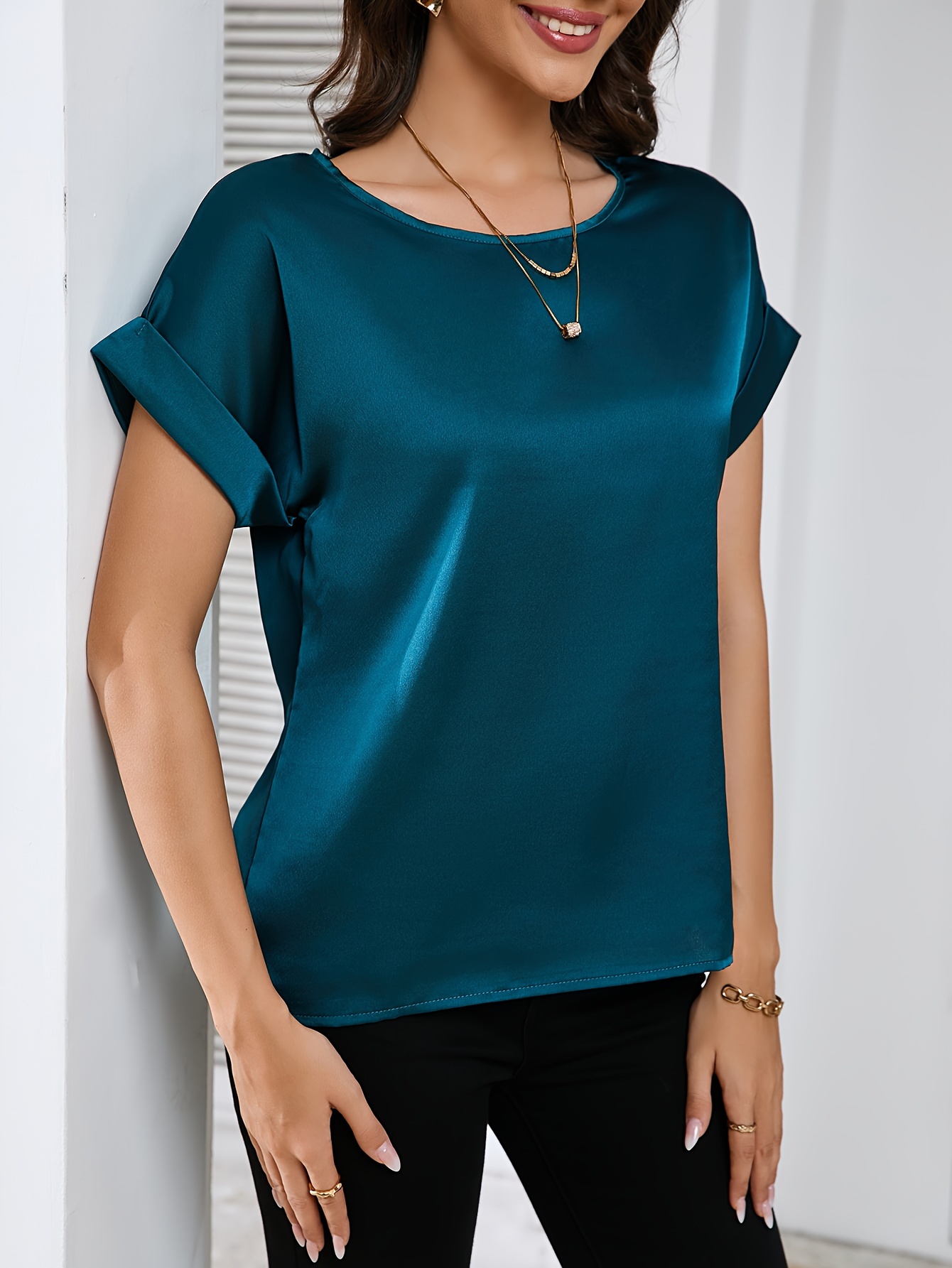 Elegantly Styled Versatile Short-sleeved T-shirt With A Simple And Fashionable Design
