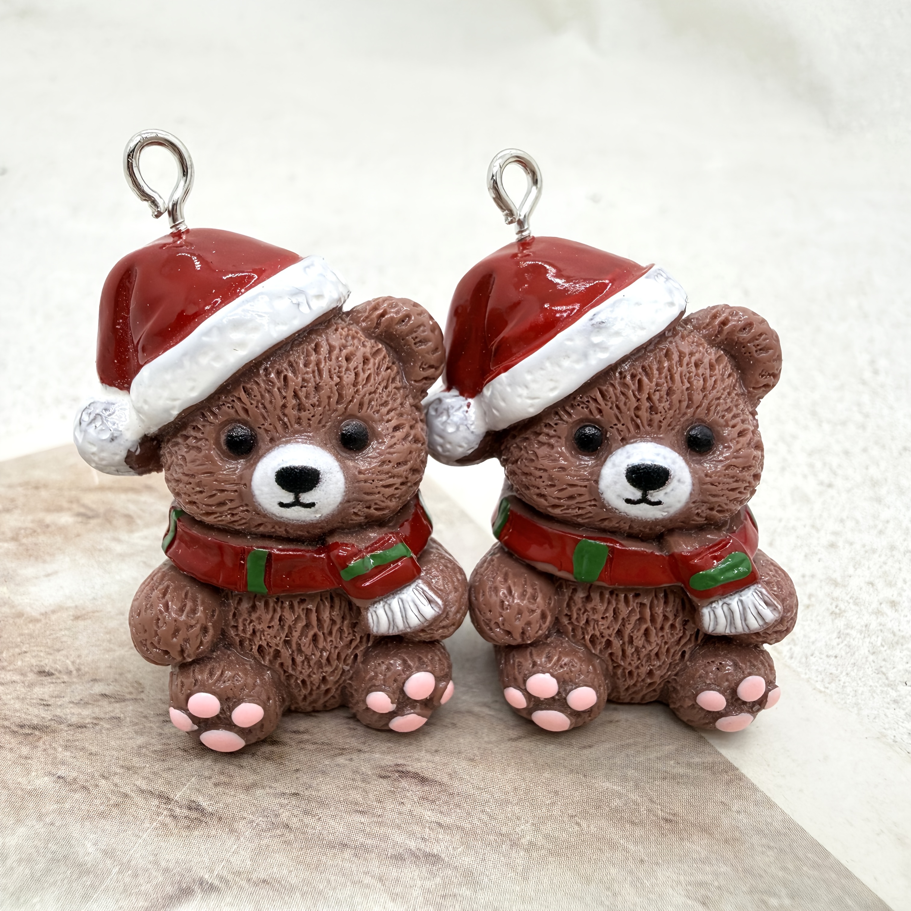 TEMU 2 piezas de dijes de oso navideño de resina, ideales para hacer joyas, perfectos para adornos de fiestas, aretes, collares, decoraciones de