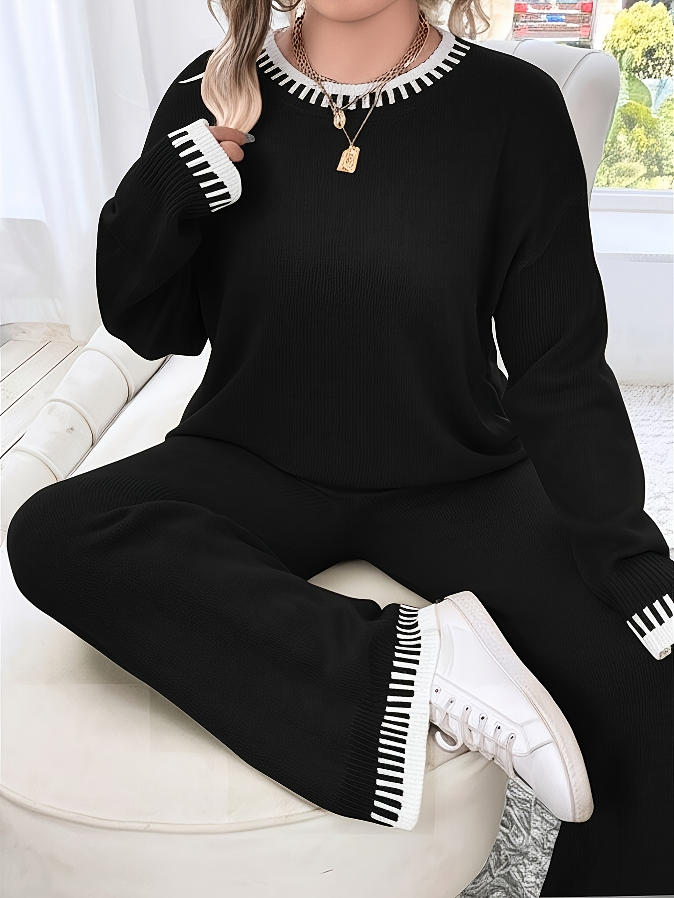 Plus Size Damen Outfit mit braunem Colorblock Sweater und Hose – Rundhals, Langarm, Stretch