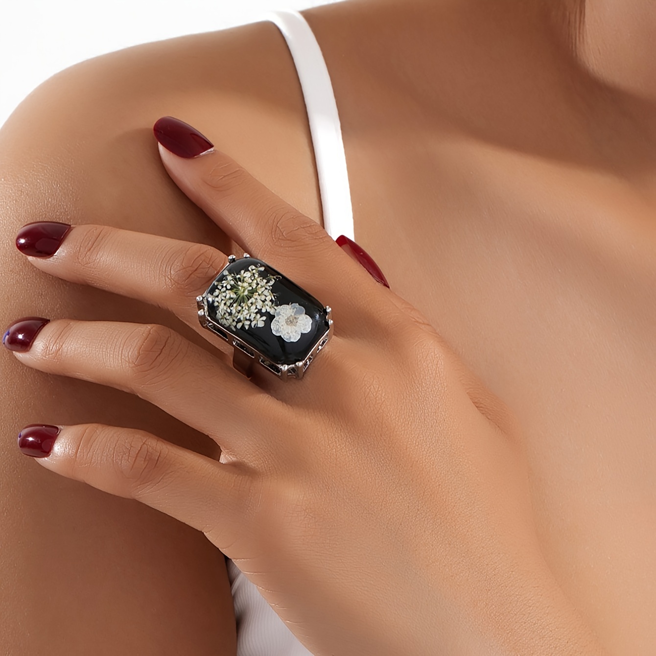 E-shop Ein Harz-Jasmin-Kamelien Europäischer und Amerikanischer Mode Luxus Hong Style Schwarzer Glanz High-End Temperament Breiter Ring