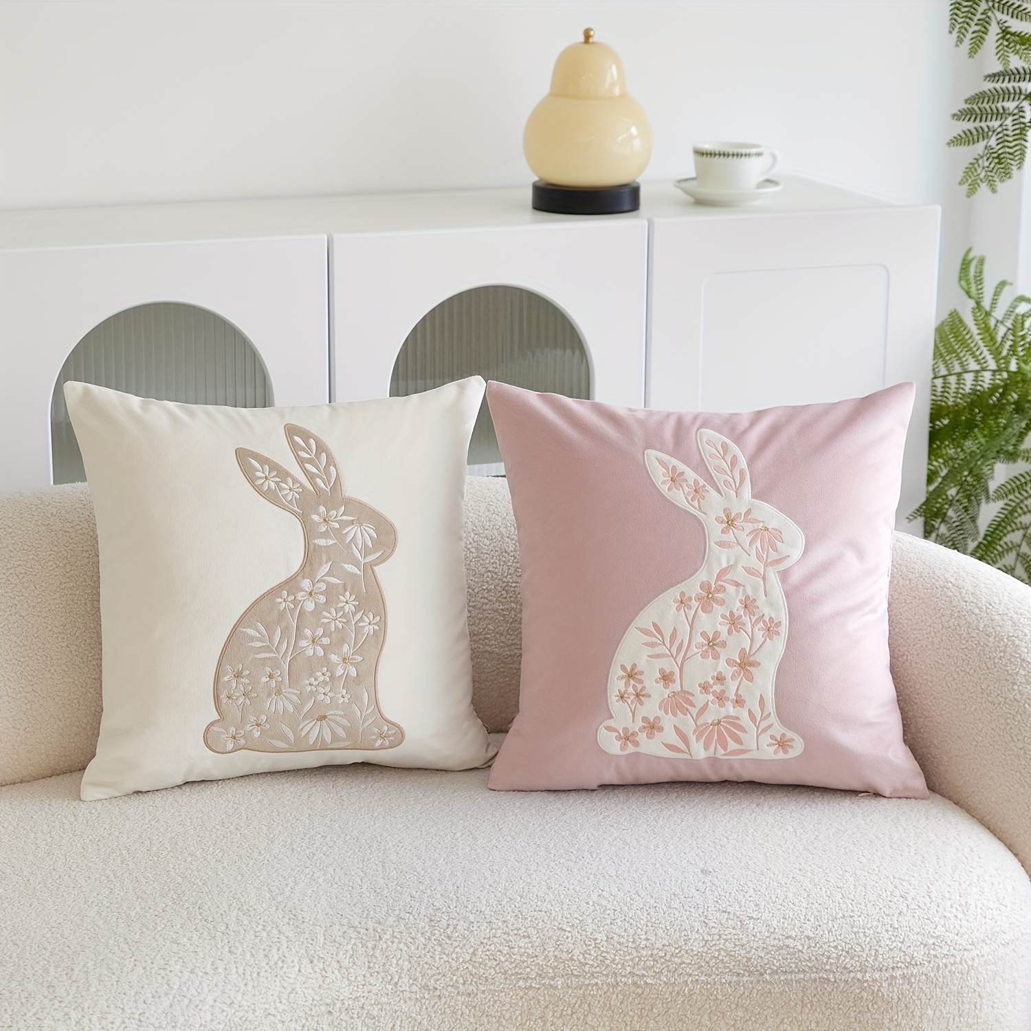 

1pc Easter Floral Rabbit Velvet Cushion Cover - 17.7x17.7 Inch, Single-sided Design, Beige & Pink Polyester Pillowcases For Sofa, Living Room, Bedroom Decor (no Insert), Rabbit Decor