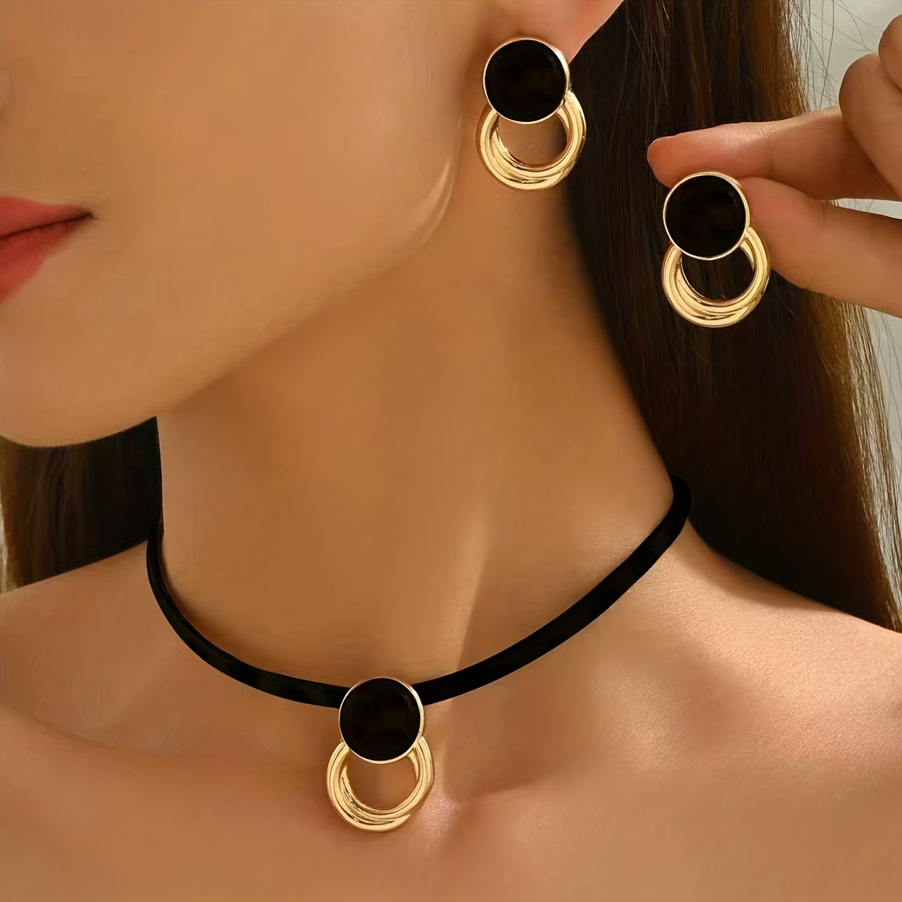 E-shop Ein Set modischer Damen-Schmuck, bestehend aus einem Halsketten- und Ohrring-Set, im minimalistischen Stil mit geometrischem, unregelmäßigem,