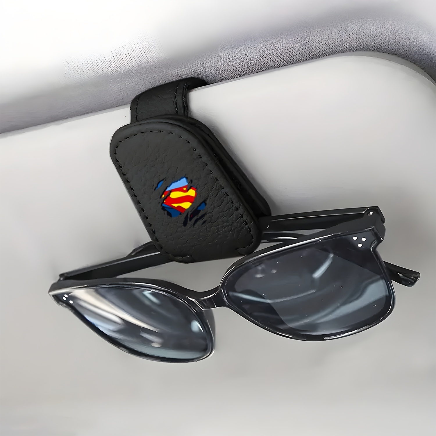 TEMU Warner . 1pc Fashionable Trendy Car Glasses Clip | Superman Logo Distressed Effect Pattern - Space-saving, Secures Myopia Glasses, Sunglasses,