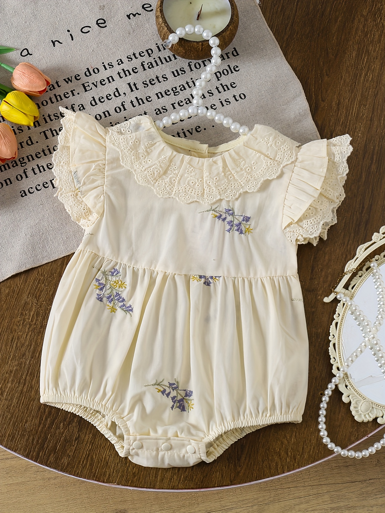 vestido de verão de babydoll rosa com estampa floral e rendadas