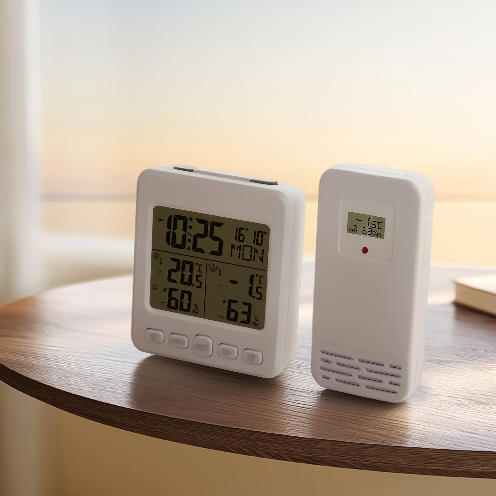 Digitalt termometer med udendørs sensor, indendørs og udendørs temperatur- og fugtighedsmåler, minimum og maksimal indlæsning, vækkeur med snooze-funktion, batteridrevet, hvid farve