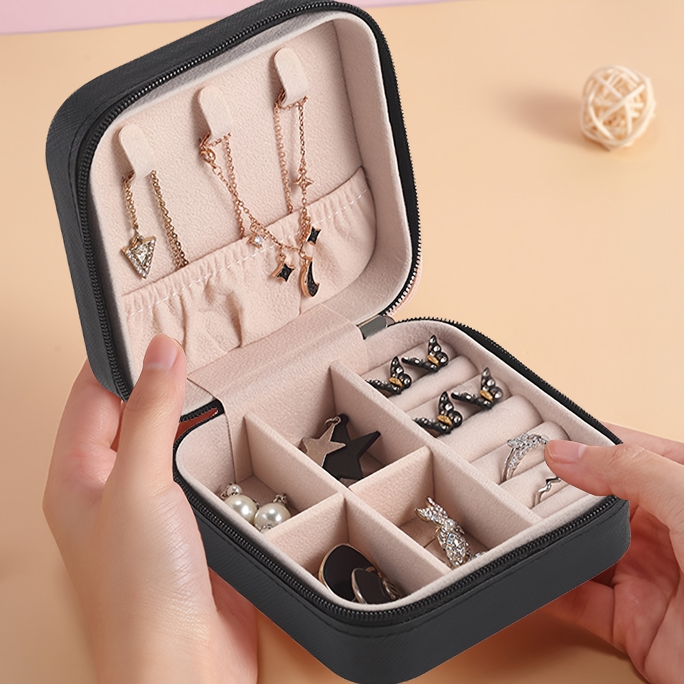 PU charm qoziq uchun ikki qatlamli zargarlik qutisi, quloq taqichlari, bilaguzuklar, uzuklar va taqinchoqlar uchun, mukammal sovgʻa, tafsilotlar 9