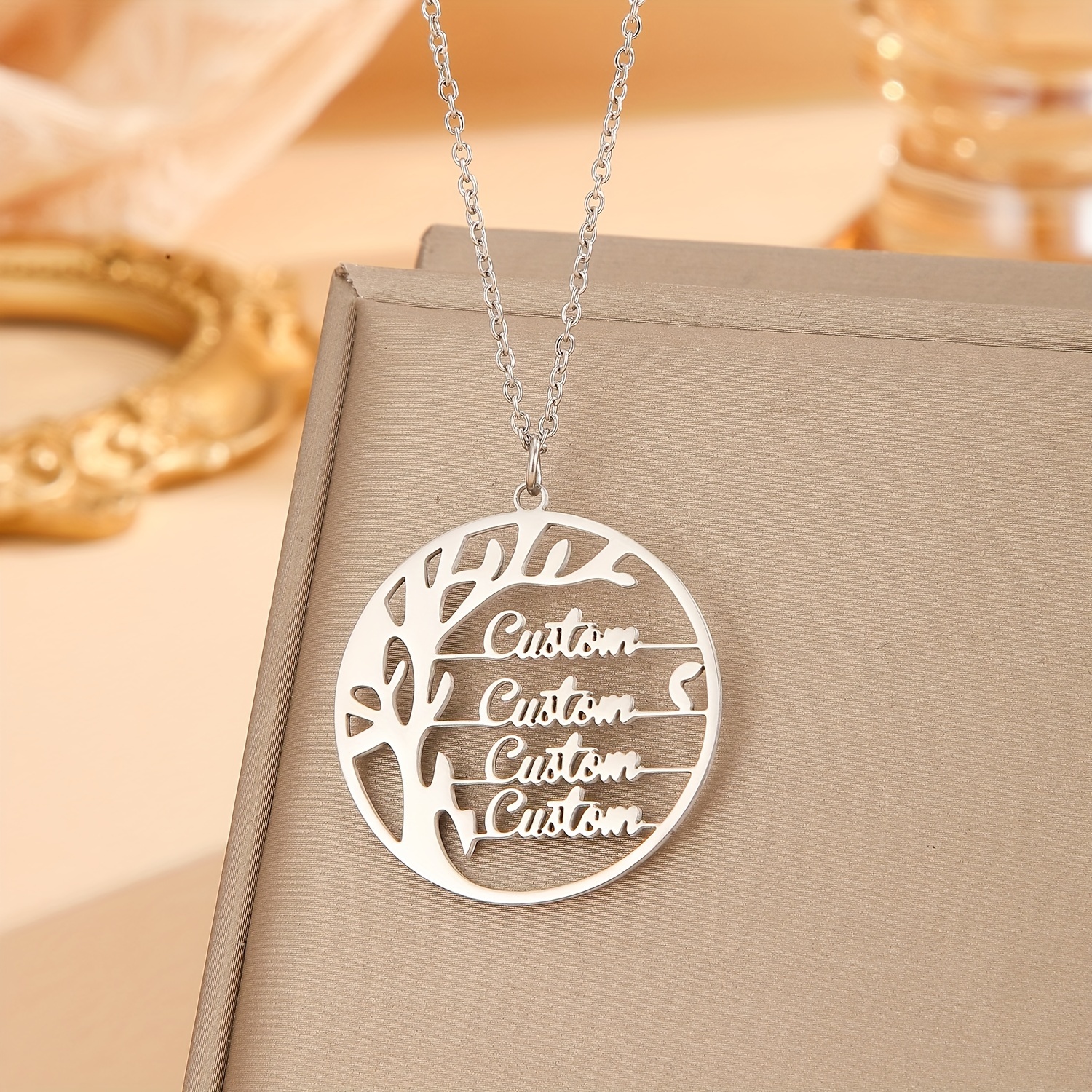 

Collier Arbre de Vie Personnalisé - Noms Personnalisés 1-4, Pendentif Élégant en Acier Inoxydable pour Maman, Grand-mère, Sœurs - Cadeau Idéal pour Noël et la Fête des Mères