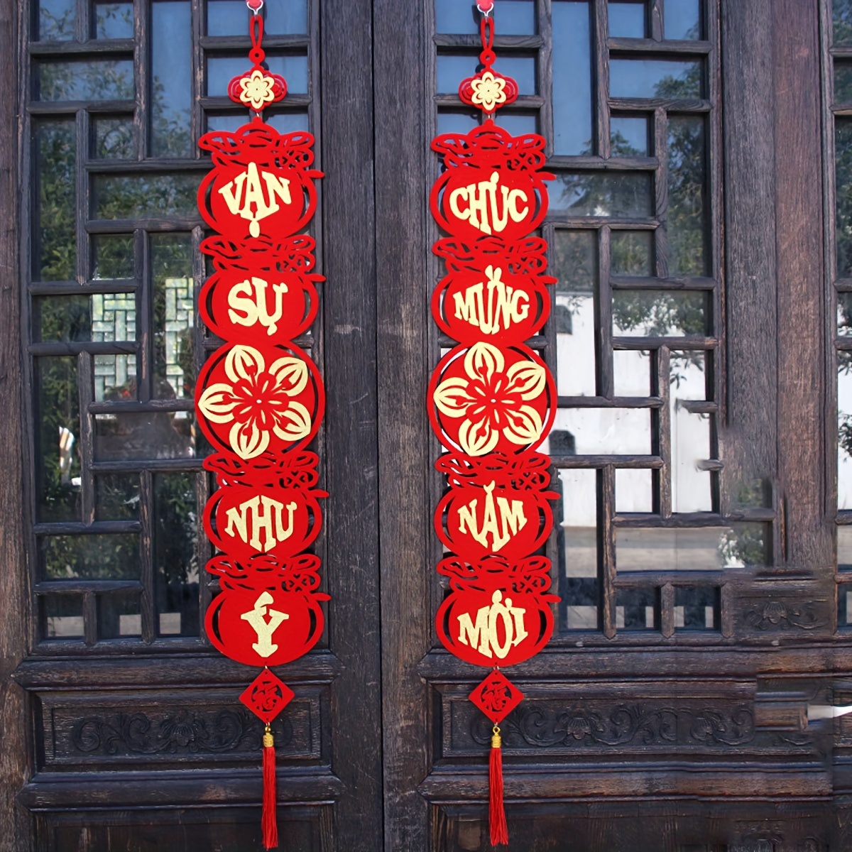 

1pair Traditional Chinese New Year Decorations - Felt Hanging Ornaments With Tassels, "happy New Year" In Multiple Languages, Celebrations, Happy New Year Decorations