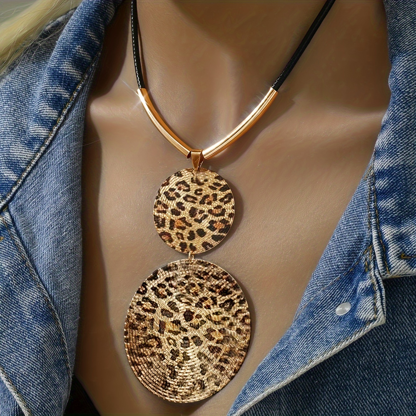 

Collier pendentif avec motif tribal vintage et design géométrique, bijou en matériau fer, idéal pour un