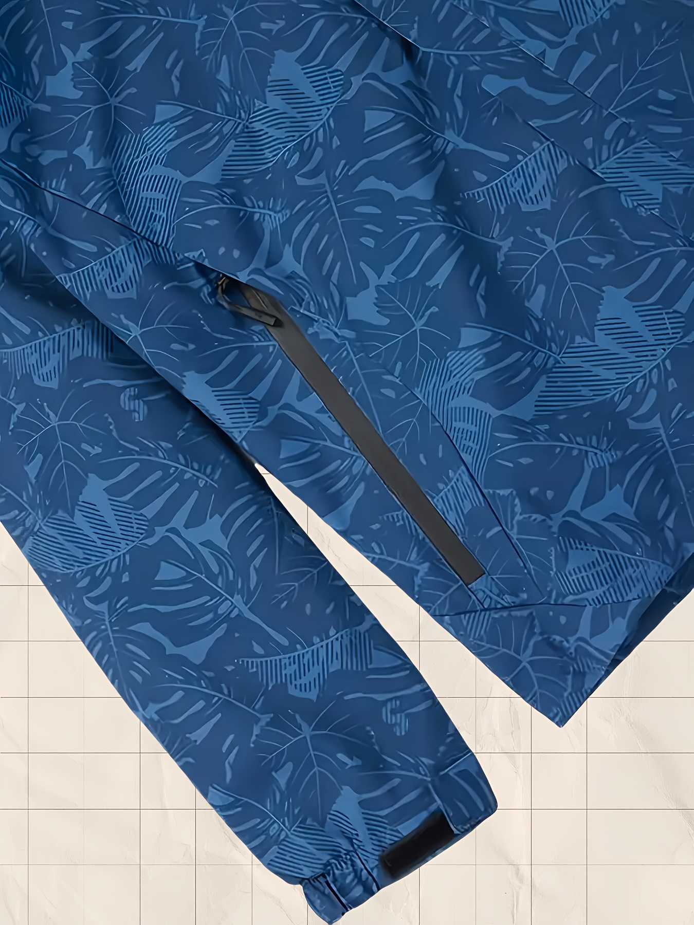 Lightweight Softshell Jacket for Men, Featuring Multiple Pockets And a Hood. This Casual Long-Sleeve Coat Is Perfect for All Seasons, Ideal for Hiking And Camping, with a Sleek Design And Durable Zipper Closure