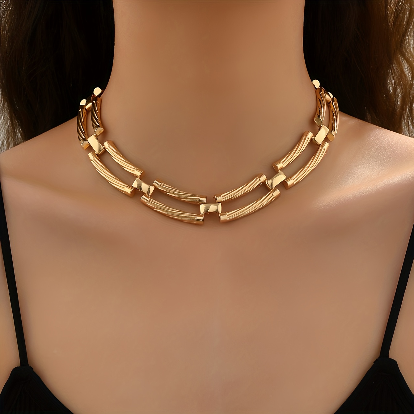 E-shop Eine elegante Damen-Halskette im Vintage-Boho-Stil mit langen geometrischen Formen, für einen minimalistischen Look um den Schlüsselbeinbereich.