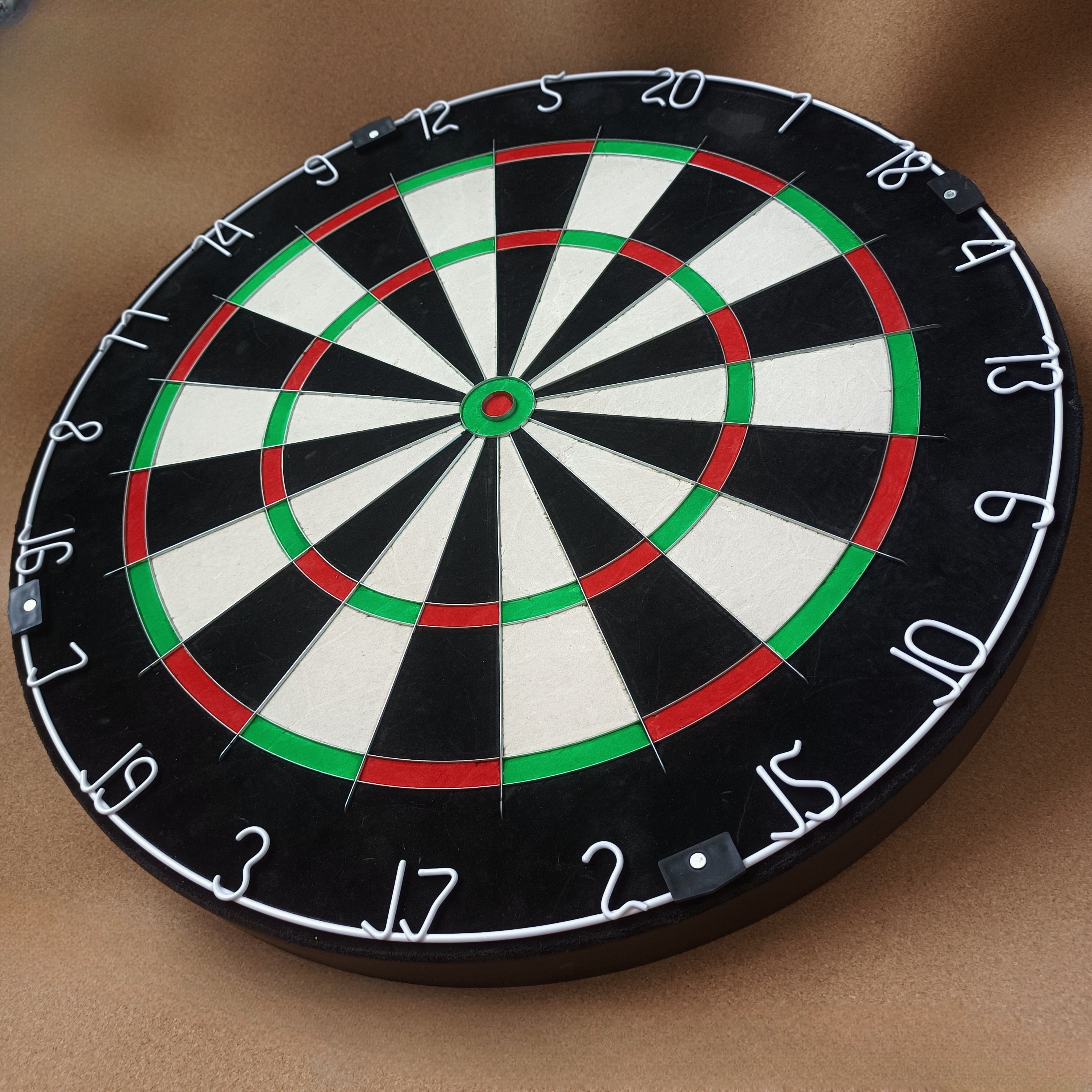 

18in Dartboard For Entertainment At Home, 18-inch Dart With 6 Hard-tipped Darts