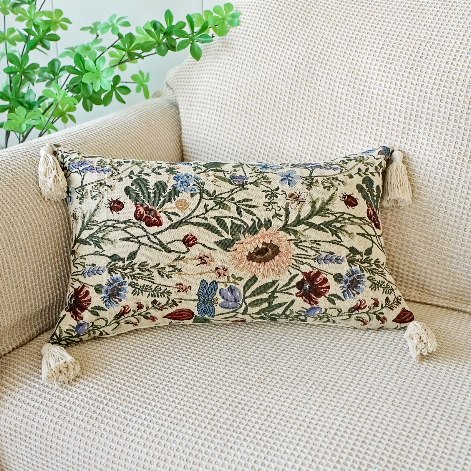 E-shop Ein dekorativer Kissenbezug mit einem floralem Design auf einem Ast, im rustikalen Landhausstil und mit Quasten, geeignet für Sofas und Betten,