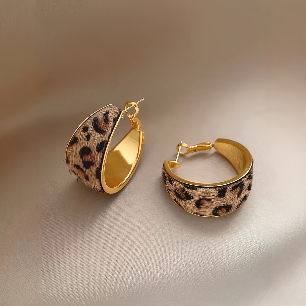 Image of A Pair Of Vintage Elegant Leopard Print Hoop Earrings Suitable For Women' Wear, Perfect As A Valentine's Day Gift