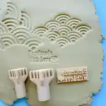 3pcs 波浪形状的陶泥粘土印章模具和用爱制作的印章套装,塑料材质,纹理清晰,为新手陶艺创作者带来一套十分文艺的波浪状印章工具,可以轻松制作粘土,陶瓷,如花盆,挂件等手工DIY陶制工艺品