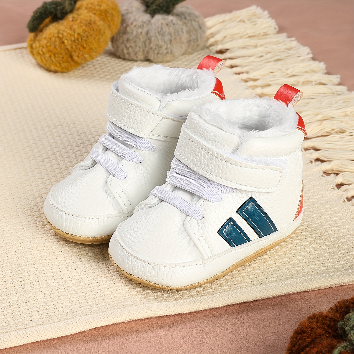 Een paar nieuwe, warme, fleece sportschoenen