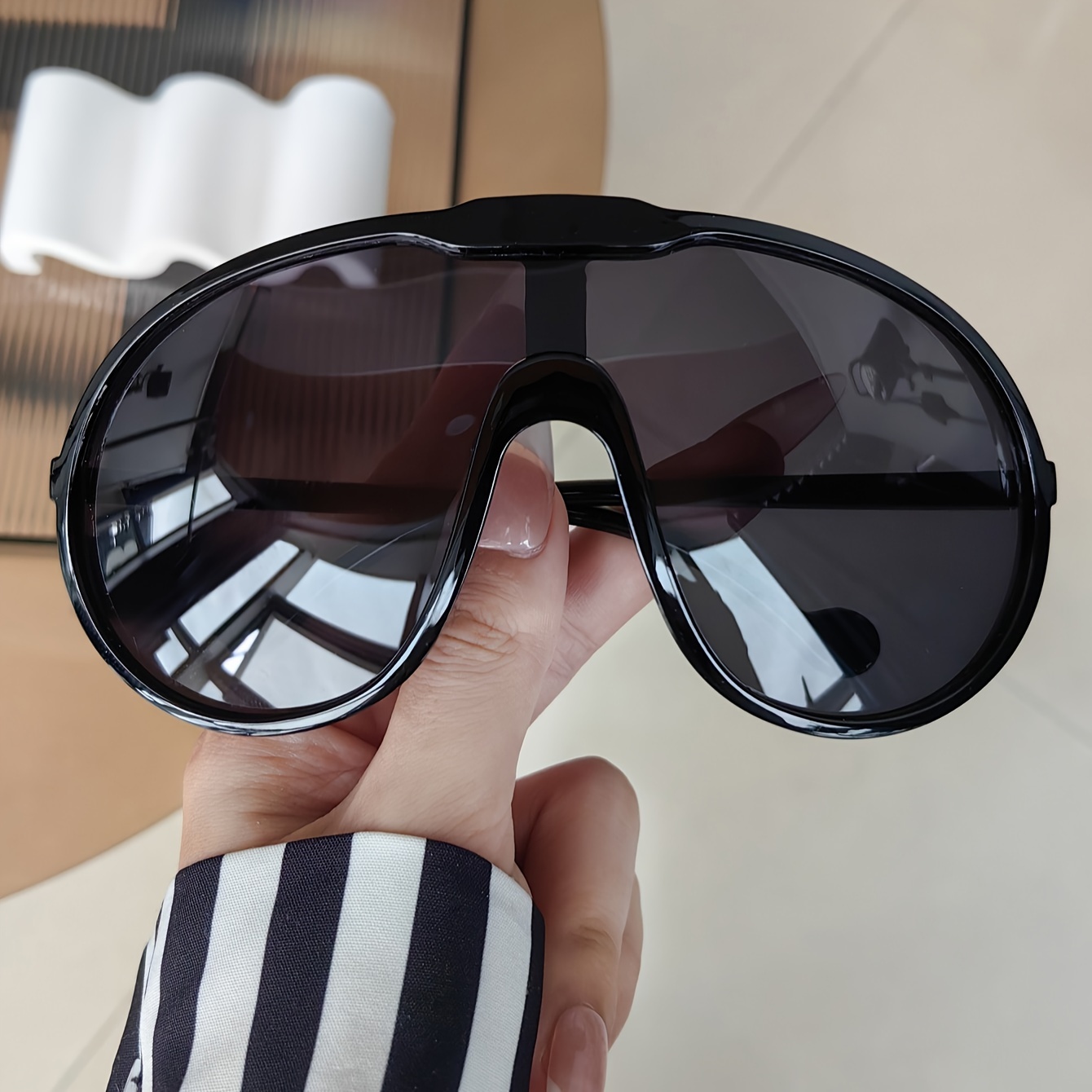 

New Large Frame Integrated Fashion Glasses Outdoor Women's High-end Street Shooting Toad Glasses