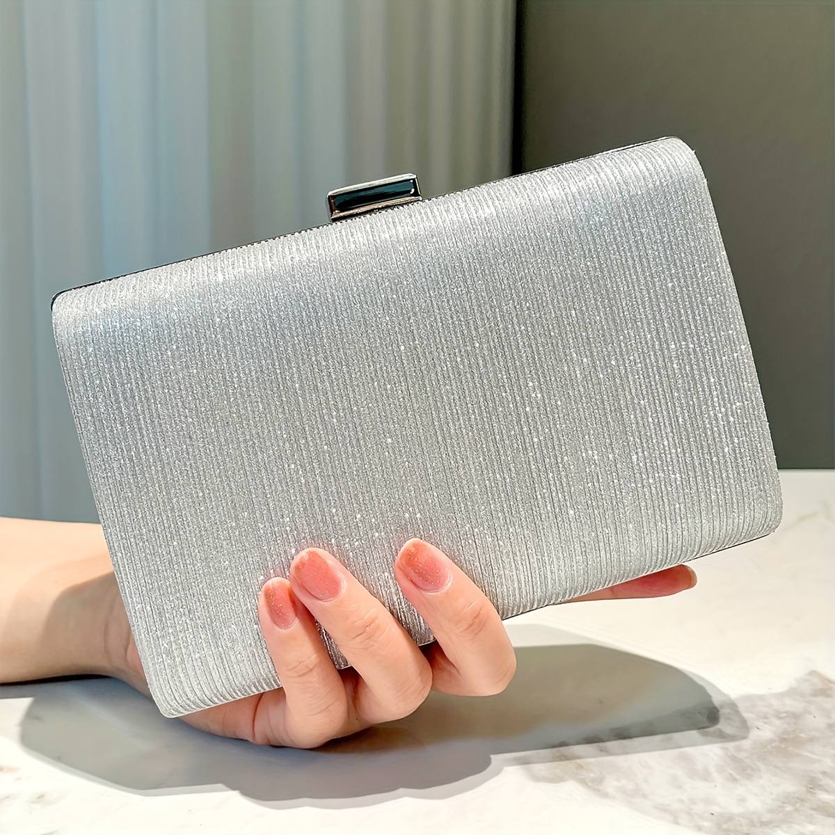 

A Silvery Elegant Sparkling Clutch Bag With A , Stylish And Classic, Suitable For Formal Dinners, Parties, Weddings, Dances, Gatherings, And Other Formal For Ladies.