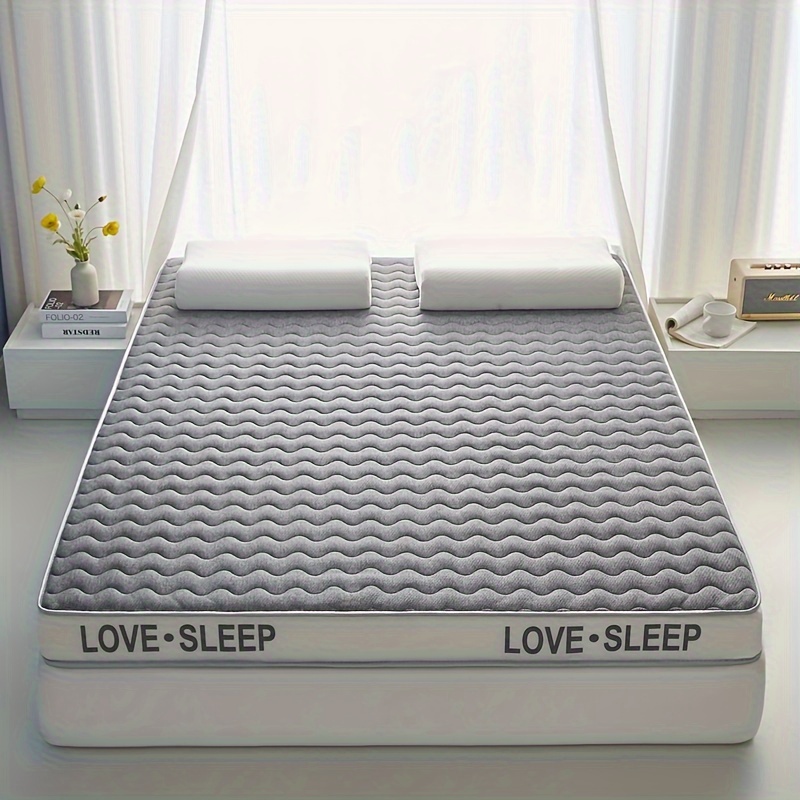 1pc, 17D Memory Foam Mattress with a Latex Layer on the Surface. The Memory Foam Filling Is 4.5cm Thick. The Top Layer Features Exquisite Patterns and Designs, Offering Softness, Comfort, Breathability, and Excellent Resilience. Suitable for Daily