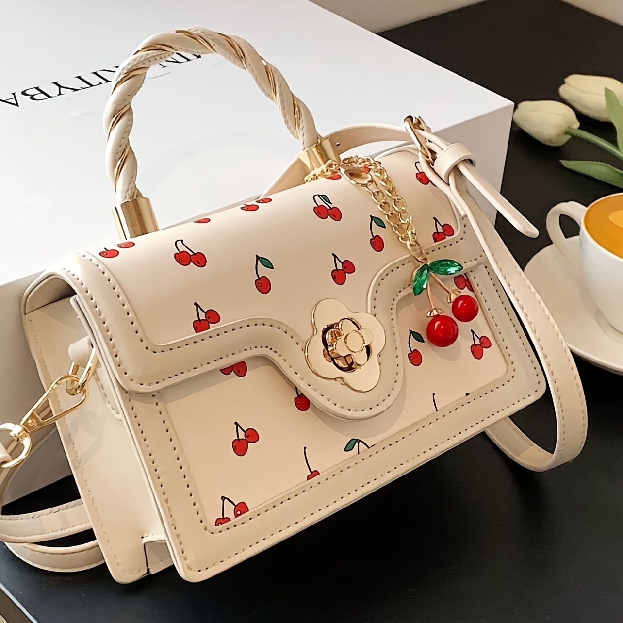Bolsa de mano de PU de alta gama y moda con forma cuadrada versátil e impresión de cerezas lindas, perfecta para ir de compras, citas o cruzar el cuerpo para chicas. Elementos kawaii de cerezas.