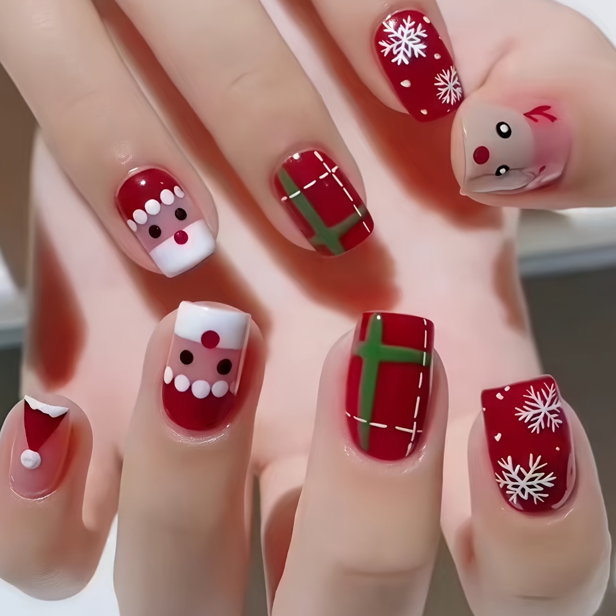 TEMU 24 pièces d'ongles carrés courts pressés de Noël, cadeaux de Noël rouges et de neige, sapin de Noël, Père Noël et autres , faux ongles adaptés