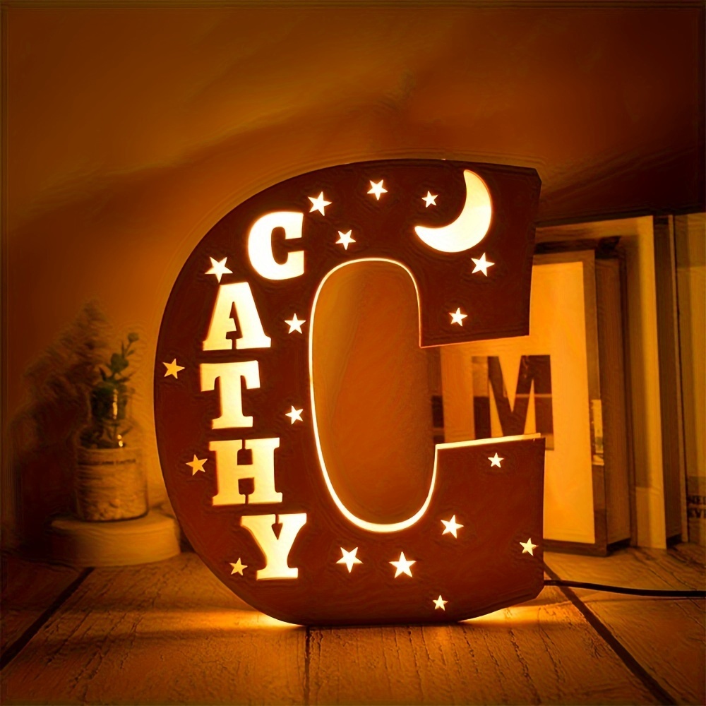 [Personalización] 1pc Lámpara de Noche LED Decorativa Personalizada con Letra, Nombre Personalizado, Luna Tallada en Madera y Estrella, Lámpara de Pared Adecuada para Dormitorio, Regalo de Navidad para Bodas, Regalo Creativo para Familiares, Amigos
