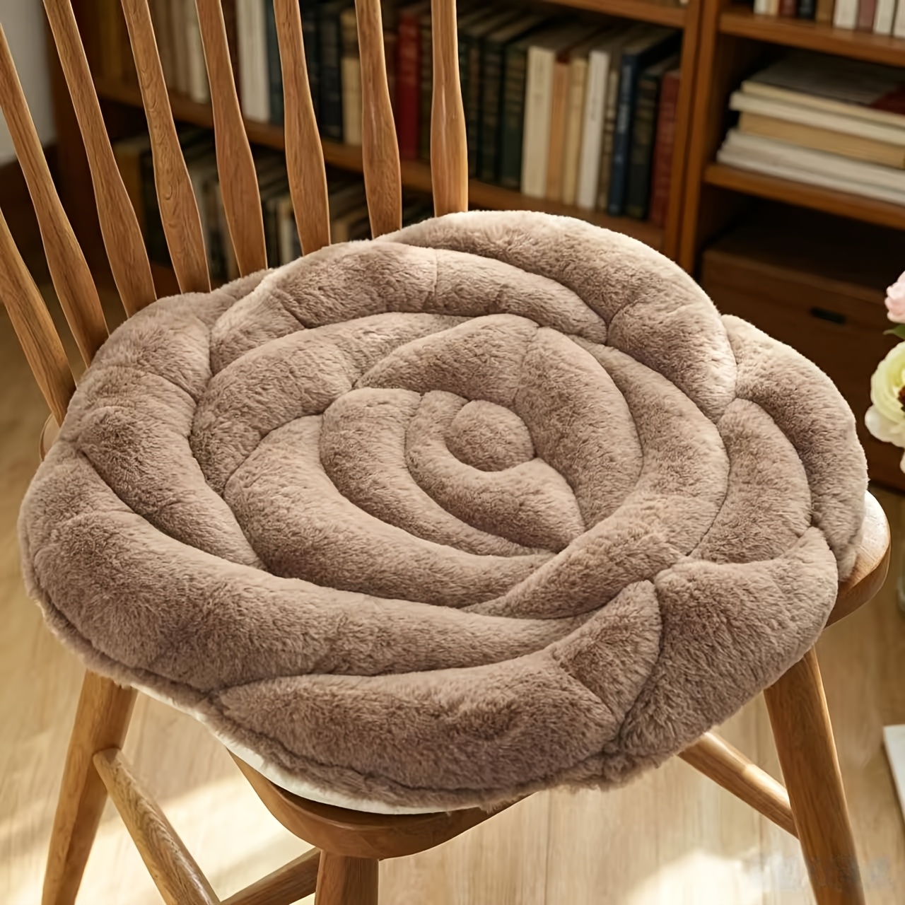 【1個】無地のバラ型刺繍入りぬいぐるみチェアカバー クッション、取り外し不可、洗濯可能: retailer-supplied image